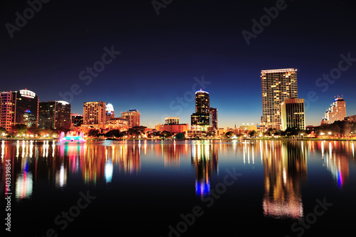Board z aluminiowym obramowaniem Orlando w nocy