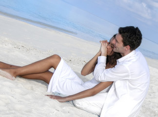 Wall Mural - Sensual happy lovers in white clothes on the beach (Maldives)