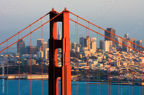 Naklejka dekoracyjna Golden Gate Bridge and downtown San Francisco at sunset