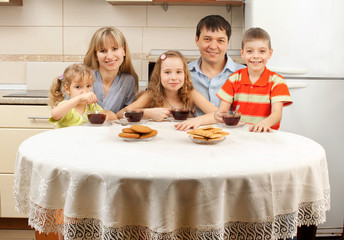 Poster - Happy family drinks tea