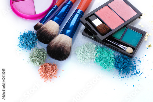 Fotografía eye shadow and make-up brushes isolated on white