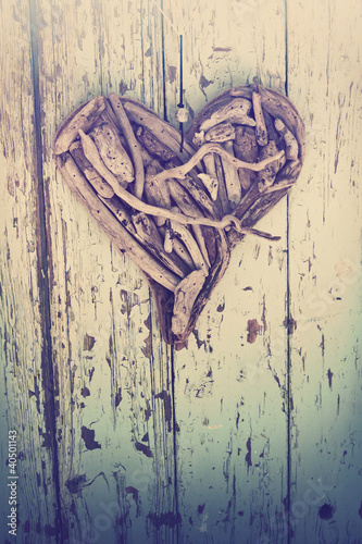 Tapeta ścienna Serce driftwood na ścianie vintage