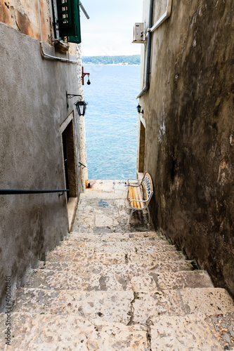 Fototapeta na wymiar Wąskie Schody do morza w Rovinj, Chorwacja