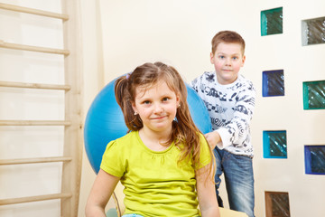 Fototapete - Little girl and her friend