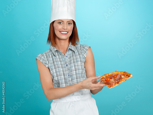Fotoboard na płycie Kucharz trzyma kawałek pizzy w ręku