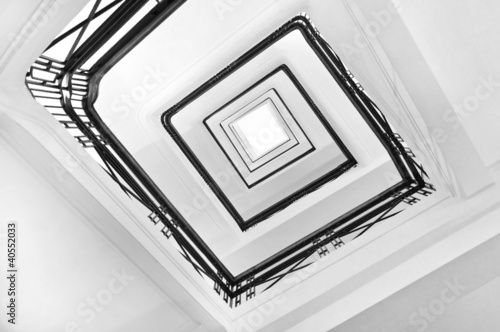 Obraz w ramie Cage d'escalier noir et blanc