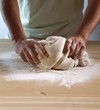 © Foodlovers - Man kneading dough