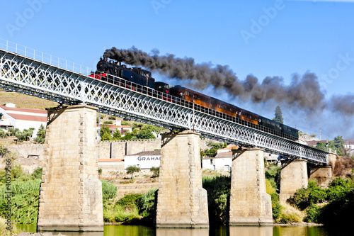 Naklejka samoprzylepna Pociąg parowy w dolinie douro, portugalia
