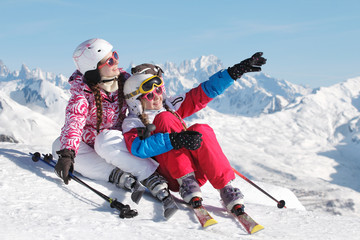 Wall Mural - Deux jeunes filles regardant la montagne