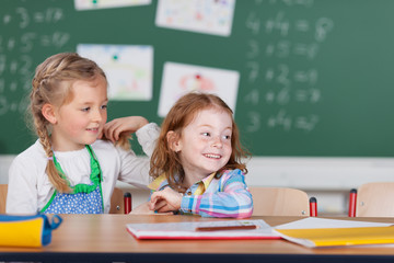 Canvas Print - zwei glückliche mädchen in der schule