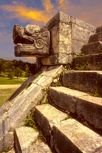Naklejka samoprzylepna Chichen Itza, głowa węża w ruinach Majów, Meksyk