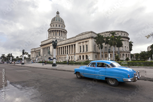 Fototapeta na wymiar Capitolio with Vintage Car, Havana