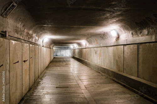 Obraz na płótnie canvas Stary opuszczony podziemny tunel