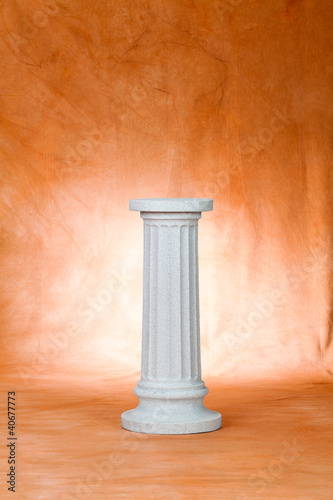 Board z aluminiowym obramowaniem Puste studio fotograficzne z kolumną