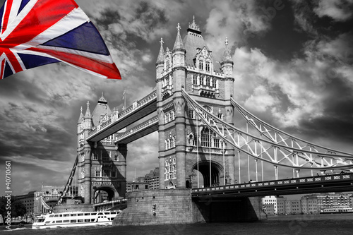 Obraz w ramie London Tower Bridge with colorful flag of England