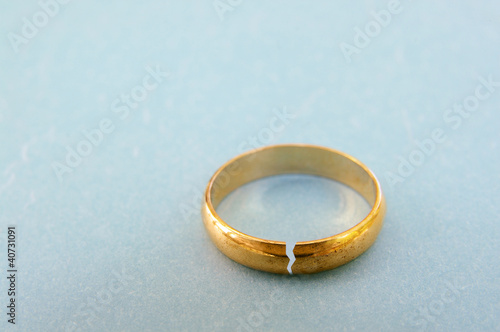 Fotografie, Obraz gold wedding ring with a crack in it ( divorce concept)