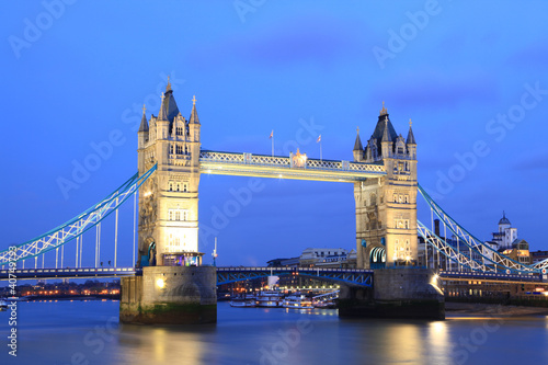 Plakat na papierze fotorealistycznym London Tower Bridge o zmierzchu