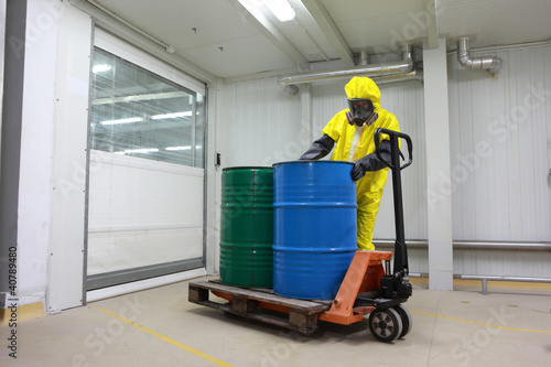 Cuadros en Lienzo specialist working with barrels of toxic substance on forklift