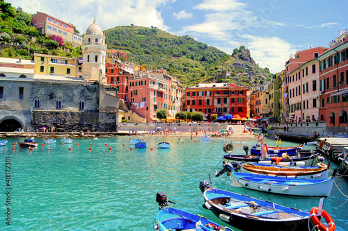 Board z aluminiowym obramowaniem Kolorowy port w vernazza, cinque terre, włochy