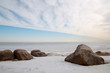 Валуны во льдах на берегу Ладожского озера
