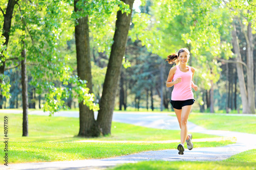 Board z aluminiowym obramowaniem Jogging kobieta działa w parku