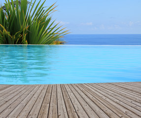 Poster - piscine à débordement, margelle bois