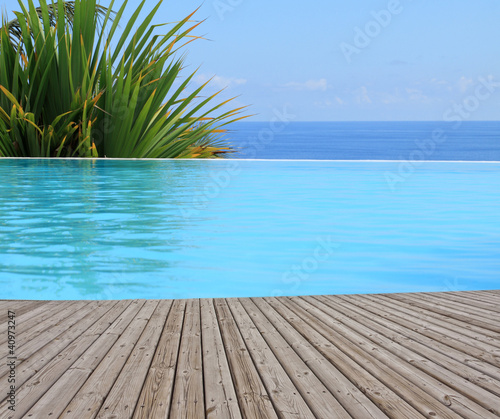 Naklejka na szybę piscine à débordement, margelle bois