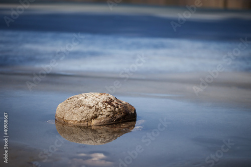 Foto-PVC Boden - Stein im Wasser (von Amir Kaljikovic)