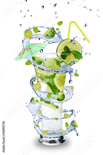 Fotoboard na płycie Świeży napój mojito ze spirali rozpryskowej wokół szkła