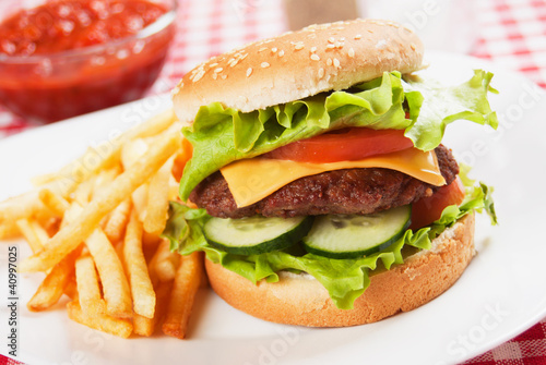 Board z aluminiowym obramowaniem Klasyczny hamburger z frytkami