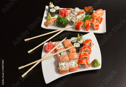 Board z aluminiowym obramowaniem Japońskie owoce morza sushi, bułki i chopstick na dwie płytki