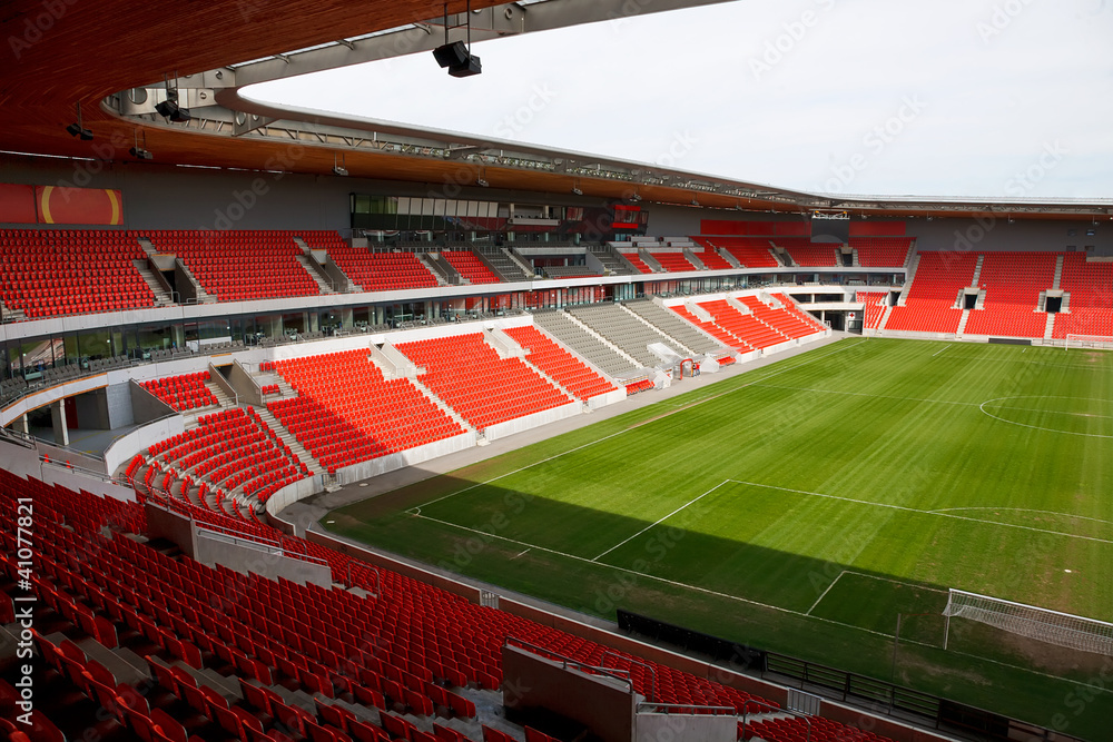 widok-na-pusty-stadion-pilkarski-pilka-nozna-z-czerwonymi-siedzeniami