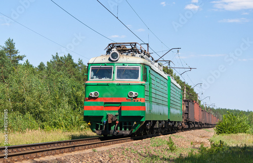 Naklejka samoprzylepna Pociąg towarowy ciągnięty przez lokomotywę elektryczną. 