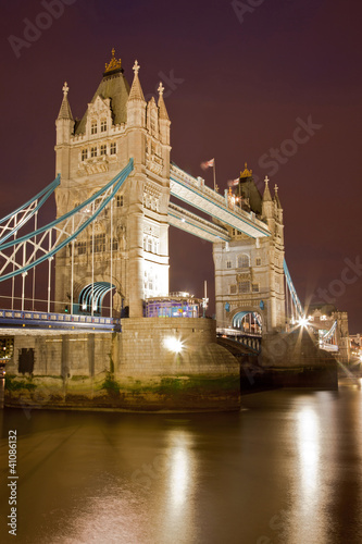 Plakat na papierze fotorealistycznym Zbliżenie mostu Tower Bridge w Londynie
