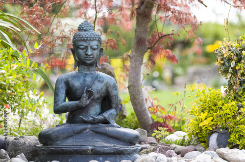 Obraz w ramie Buddha-Figur im Garten