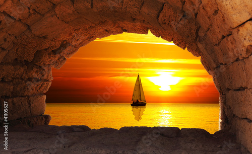 Obraz w ramie Żegluga po morzu o zachodzie słońca