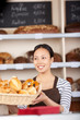 © contrastwerkstatt - verkäuferin bei der arbeit in der bäckerei