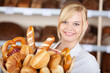 © contrastwerkstatt - lächelnde bäckereiverkäuferin mit backwaren