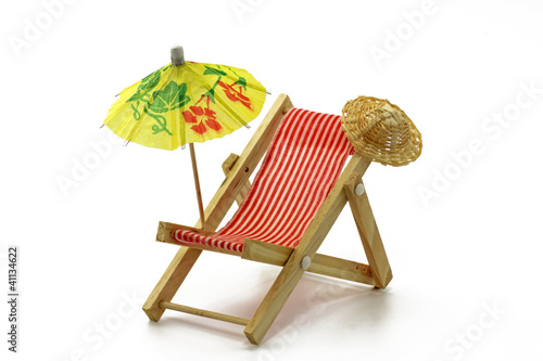 liegestuhl mit sonnenschirm – kaufen Sie dieses Foto und finden Sie