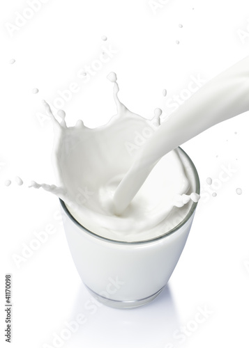 Plakat na zamówienie pouring a glass of milk creating splash from top view