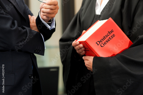 Anwältin mit Gesetzbuch und Mandant Stock Photo | Adobe Stock