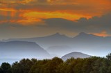 Fototapeta Sawanna - Misty mountain sunset. Hodson's Peaks