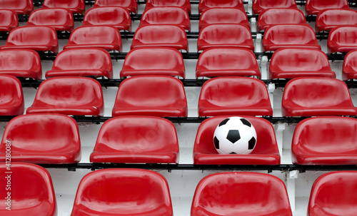 rzedy-czerwonych-miejsc-na-stadionie-futbolowym-z-numerami