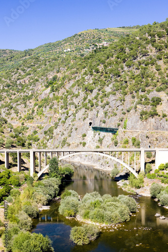 Naklejka samoprzylepna Wiaduaty kolejowe i drogowe w dolinie douro, portugalia