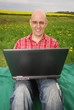 © Kitty - Lächelnder Mann mit Laptop