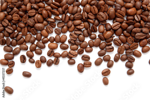 Naklejka - mata magnetyczna na lodówkę Brown roasted coffee beans isolated on white