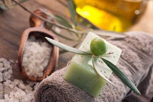 Plakat na papierze fotorealistycznym Naturalne ustawienie spa z oliwą z oliwek.