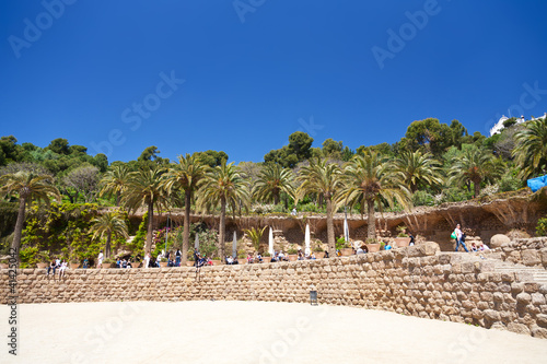 Board z aluminiowym obramowaniem Taras ziemi w parku Guell w Barcelonie