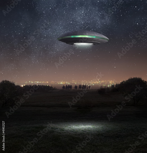 Fotoboard na płycie UFO w nocy