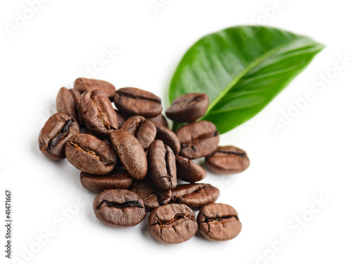 Fototapeta na wymiar Ziarna kawy z liściem fasoli na białym tle